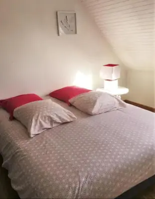 Un ou plusieurs lits dans un hébergement de l'établissement Maison proche bord de mer