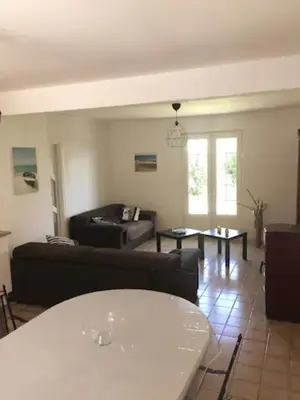 Coin salon dans l'établissement Maison proche bord de mer
