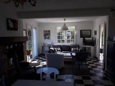 Télévision ou salle de divertissement dans l'établissement Charmante maison vue mer