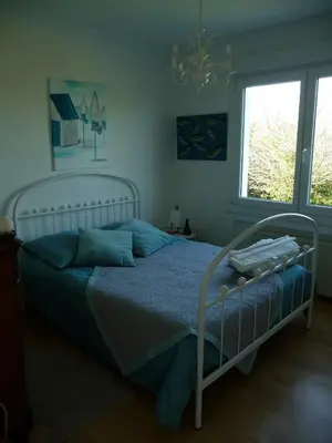 Un ou plusieurs lits dans un hébergement de l'établissement Charmante maison vue mer