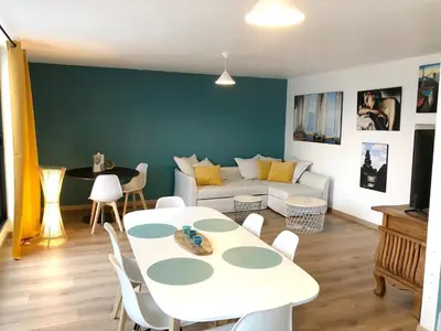 Coin salon dans l'établissement Maison charmante avec vue sur la mer à Locquirec