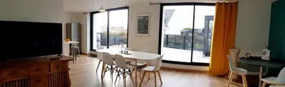 Télévision ou salle de divertissement dans l'établissement Maison charmante avec vue sur la mer à Locquirec