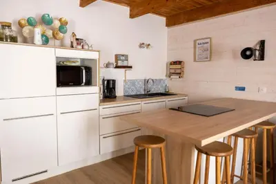 Cuisine ou kitchenette dans l'établissement Jolie maison au port de l’Ile Tudy