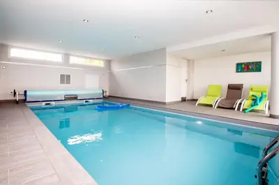 Piscine de l'établissement Villa Yana Bretagne Piscine Intérieure partagée et Spa Privatif 100m de la Plage ou située à proximité
