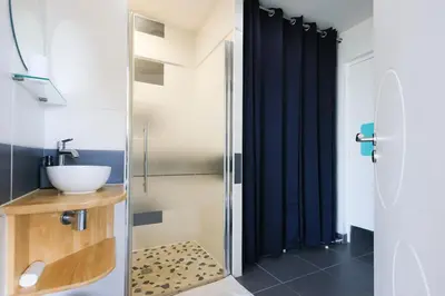 Salle de bains dans l'établissement Villa Yana Bretagne Piscine Intérieure partagée et Spa Privatif 100m de la Plage