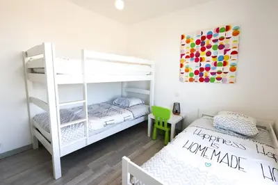 Un ou plusieurs lits dans un hébergement de l'établissement Villa Yana Bretagne Piscine Intérieure partagée et Spa Privatif 100m de la Plage