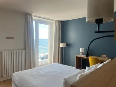 Un ou plusieurs lits dans un hébergement de l'établissement Logis Hôtel de Carantec