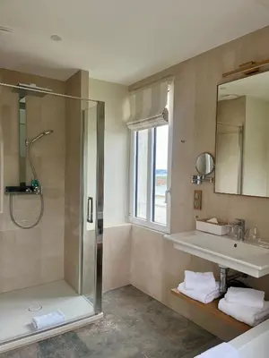 Salle de bains dans l'établissement Logis Hôtel de Carantec