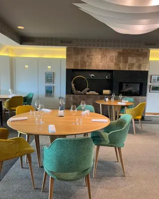 Télévision ou salle de divertissement dans l'établissement Logis Hôtel de Carantec