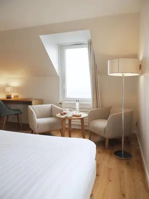 Un ou plusieurs lits dans un hébergement de l'établissement Logis Hôtel de Carantec