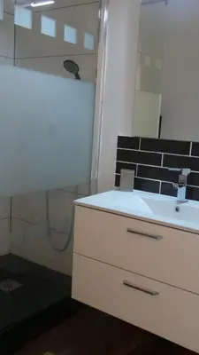 Salle de bains dans l'établissement 20 rue Gasté, proche gare SNCF de BREST