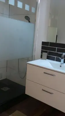 Salle de bains dans l'établissement 20 rue Gasté, proche gare SNCF de BREST
