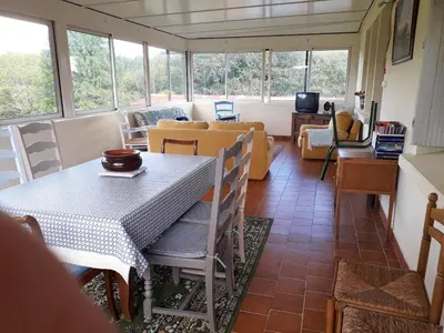 Coin salon dans l'établissement Charmante maison à Loguivy-Plougras avec jardin