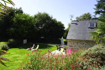 Jardin de l'établissement Holiday Home in Guerlesquin near Lake