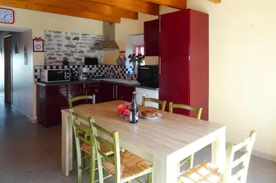 Cuisine ou kitchenette dans l'établissement Holiday Home in Guerlesquin near Lake