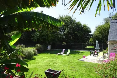 Jardin de l'établissement Holiday Home in Guerlesquin near Lake