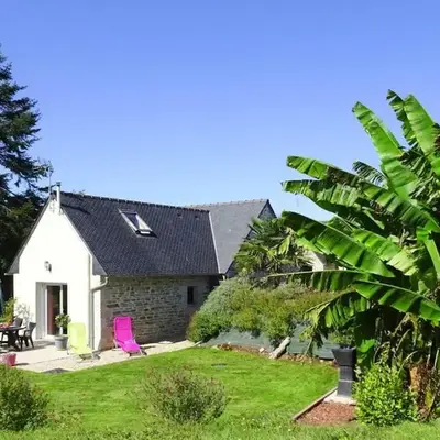 Holiday Home in Guerlesquin near Lake
