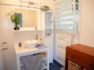 Salle de bains dans l'établissement Holiday Home in Crozon near Sandy Beaches