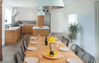 Cuisine ou kitchenette dans l'établissement Lovely Home In Guisseny