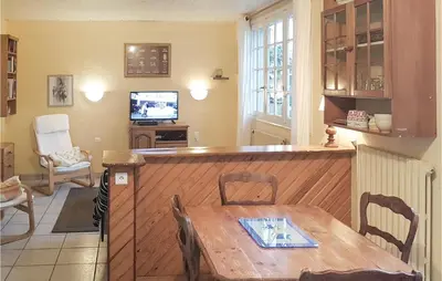 Télévision ou salle de divertissement dans l'établissement 2 Bedroom Cozy Home In Locronan
