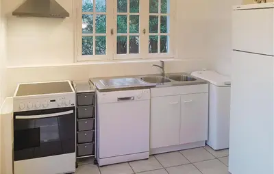 Cuisine ou kitchenette dans l'établissement 2 Bedroom Cozy Home In Locronan