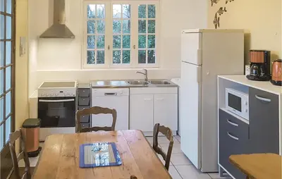 Cuisine ou kitchenette dans l'établissement 2 Bedroom Cozy Home In Locronan