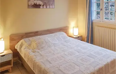 Un ou plusieurs lits dans un hébergement de l'établissement 2 Bedroom Cozy Home In Locronan