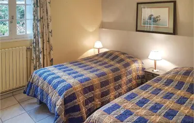 Un ou plusieurs lits dans un hébergement de l'établissement 2 Bedroom Cozy Home In Locronan