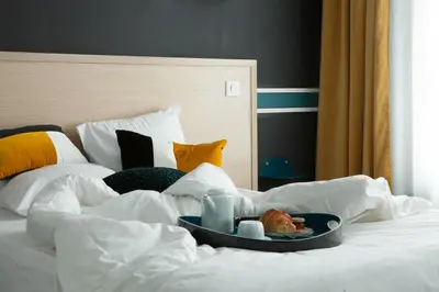 Un ou plusieurs lits dans un hébergement de l'établissement Hotel Saint Louis