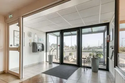 Télévision ou salle de divertissement dans l'établissement Brit Hotel Iroise Brest