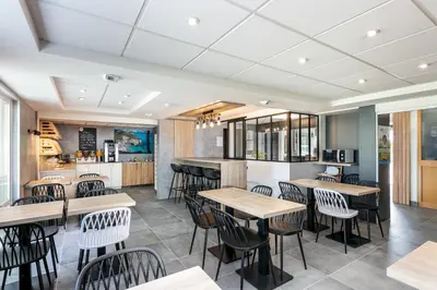 Cuisine ou kitchenette dans l'établissement Brit Hotel Iroise Brest