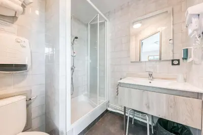 Salle de bains dans l'établissement Brit Hotel Iroise Brest