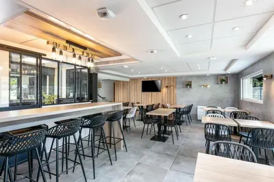 Télévision ou salle de divertissement dans l'établissement Brit Hotel Iroise Brest