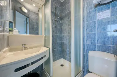 Salle de bains dans l'établissement Brit Hotel Iroise Brest