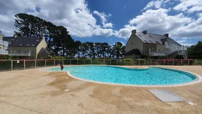 Piscine de l'établissement Vacances Ô Cap Coz - Jardin vue mer et piscine - Résidence Cap Azur Fouesnant ou située à proximité