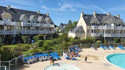 Piscine de l'établissement Vacances Ô Cap Coz - Jardin vue mer et piscine - Résidence Cap Azur Fouesnant ou située à proximité