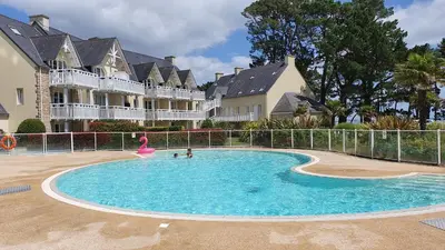 Piscine de l'établissement Vacances Ô Cap Coz - Jardin vue mer et piscine - Résidence Cap Azur Fouesnant ou située à proximité