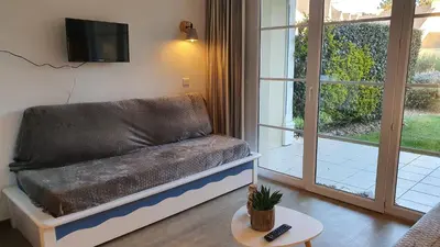 Coin salon dans l'établissement Vacances Ô Cap Coz - Jardin vue mer et piscine - Résidence Cap Azur Fouesnant