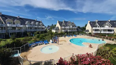 Piscine de l'établissement Vacances Ô Cap Coz - Jardin vue mer et piscine - Résidence Cap Azur Fouesnant ou située à proximité