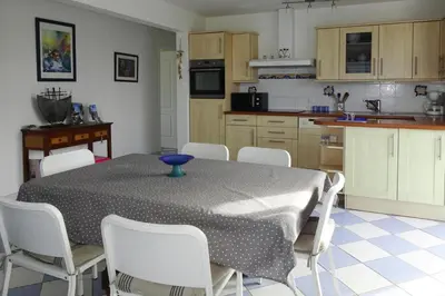 Cuisine ou kitchenette dans l'établissement Holiday Home in Le Guilvinec near Sandy Beach