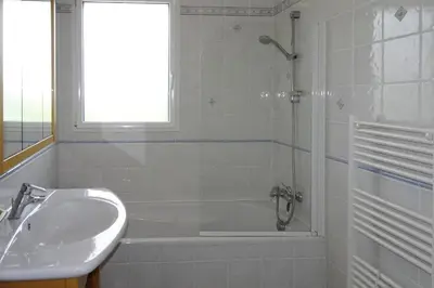 Salle de bains dans l'établissement Holiday Home in Le Guilvinec near Sandy Beach