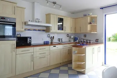 Cuisine ou kitchenette dans l'établissement Holiday Home in Le Guilvinec near Sandy Beach