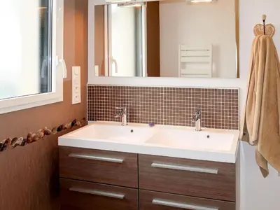 Salle de bains dans l'établissement Holiday Home Ty Amiets by Interhome