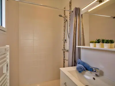 Salle de bains dans l'établissement Holiday Home Orphée by Interhome