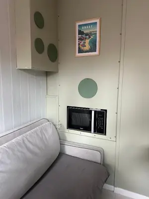 Télévision ou salle de divertissement dans l'établissement La Petite Maison