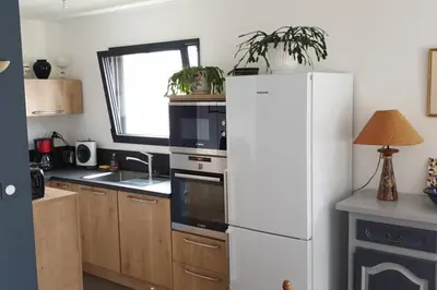 Cuisine ou kitchenette dans l'établissement LES EMBRUNS JARDIN