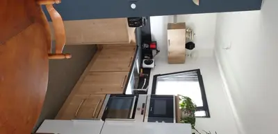 Cuisine ou kitchenette dans l'établissement LES EMBRUNS JARDIN
