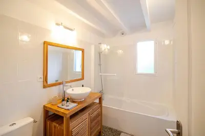 Salle de bains dans l'établissement Maison familiale 11 couchages, proche de La Palue
