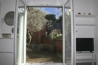 Télévision ou salle de divertissement dans l'établissement Rez de Jardin Terrasse Literie Haut de gamme Proche Gare et Hyper Centre