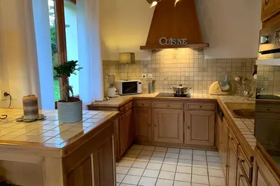 Cuisine ou kitchenette dans l'établissement Gîte du Cosquer